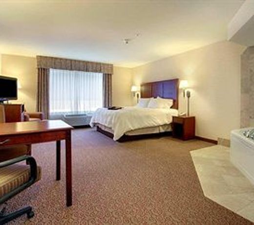 Hampton Inn & Suites West Bend