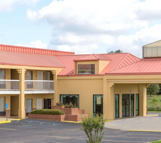 Super 8 by Wyndham Madison/Ridgeland Area