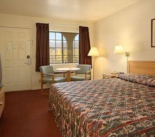 Super 8 by Wyndham Upper Lake
