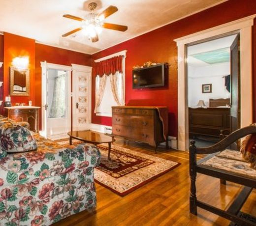 Avon Manor Inn B&B & Cottage
