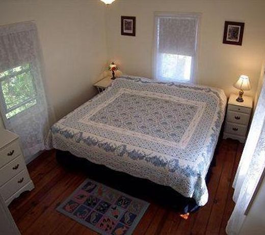 Avon Manor Cottage at 322