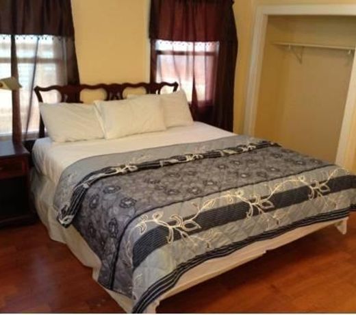 Crest Inn Suites and Cottages