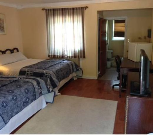 Crest Inn Suites and Cottages