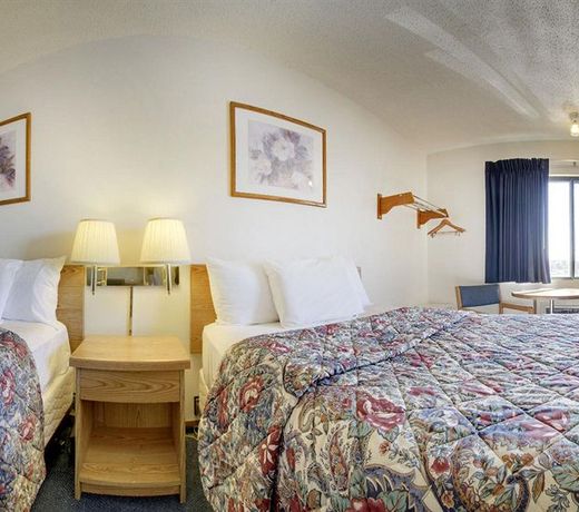 Super 8 by Wyndham Manhattan KS