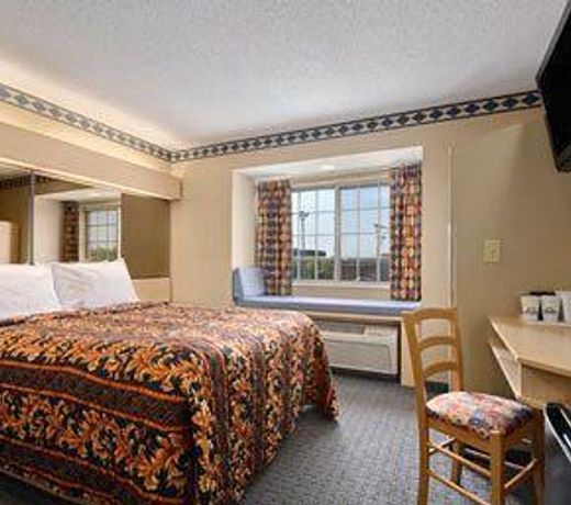 Days Inn & Suites by Wyndham Hutchinson