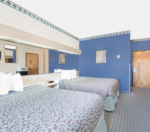 Days Inn & Suites by Wyndham Hutchinson