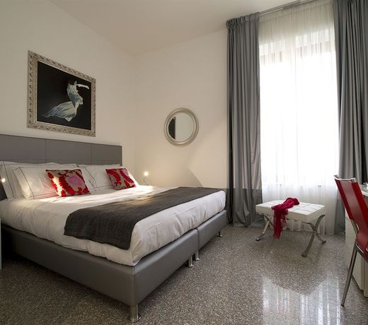 Monza City Rooms & Studios