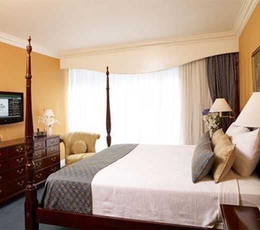 Courtleigh Hotel & Suites