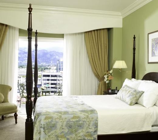 Courtleigh Hotel & Suites