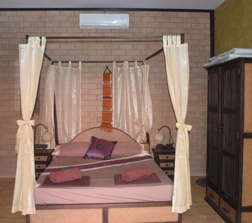 Sanuk bungalows