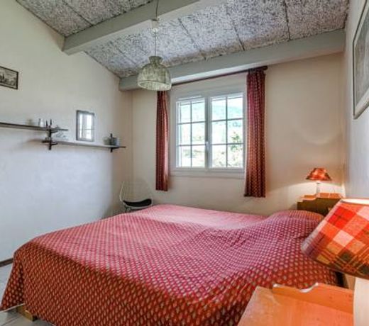 Classy Holiday Home with Swimming Pool BBQ Terrace Garden