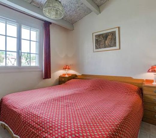 Classy Holiday Home with Swimming Pool BBQ Terrace Garden