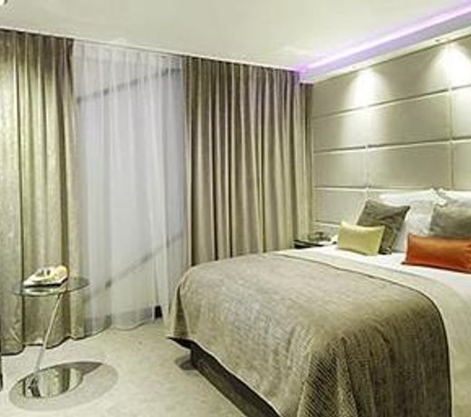 Montcalm East, Autograph Collection