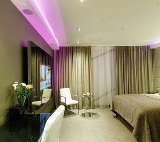 Montcalm East, Autograph Collection