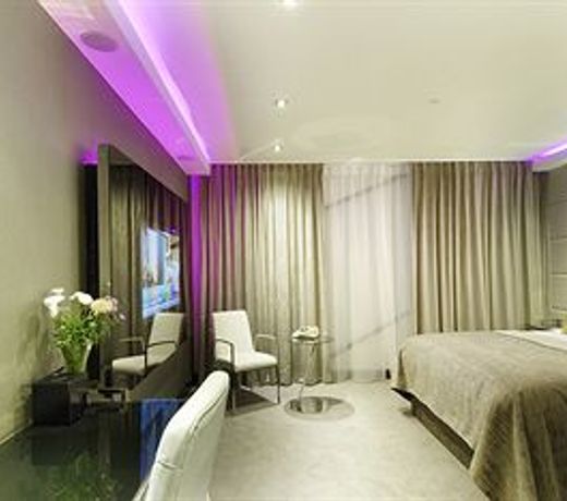 Montcalm East, Autograph Collection