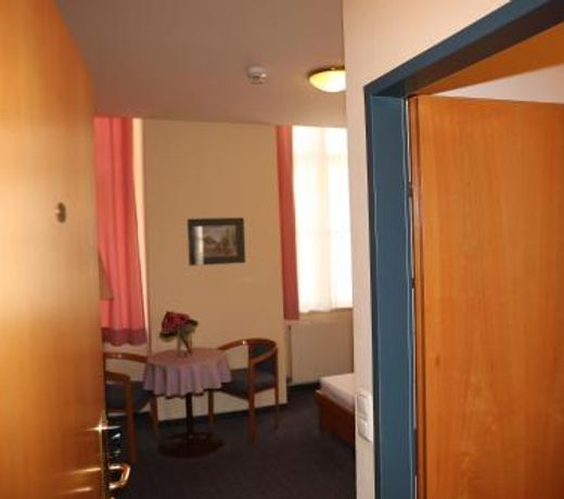 Very central apartments, 5 min to city center, no reception