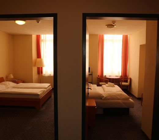 Very central apartments, 5 min to city center, no reception