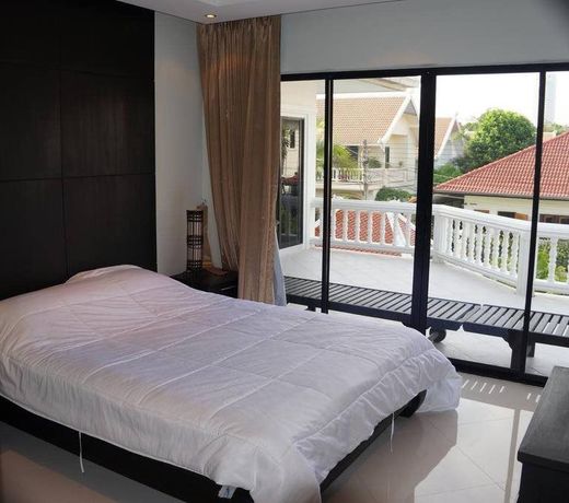4 BEDROOM IN PATTAYA BEACHFRONT