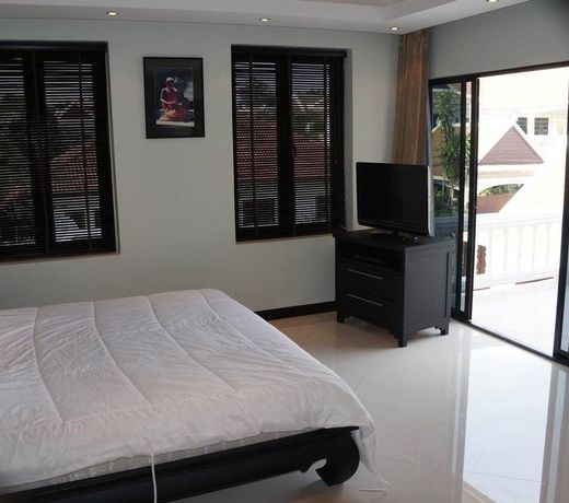 4 BEDROOM IN PATTAYA BEACHFRONT