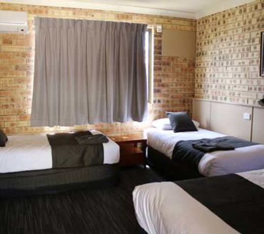 Clermont Country Motor Inn
