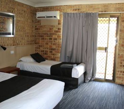 Clermont Country Motor Inn
