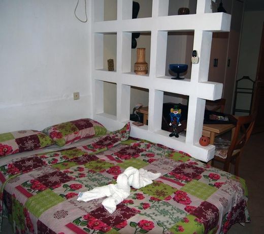 ACRE GARDEN CABIN