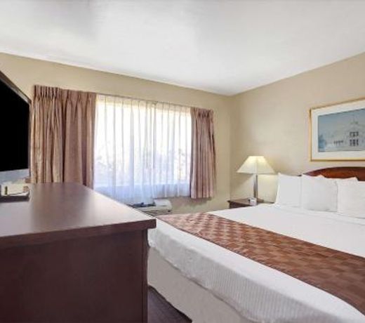 Travelodge by Wyndham Everett City Center