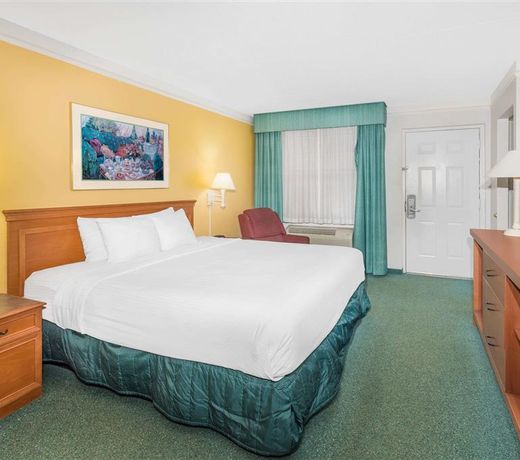 Days Inn & Suites by Wyndham Huntsville Spacecenter