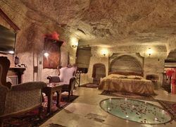 Falcon Cave Suites фото 2