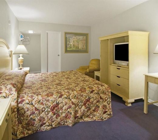 Days Inn by Wyndham Hot Springs