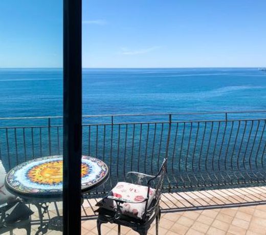 Giardini Beach loft