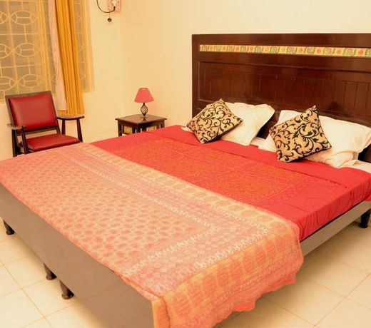 GRSTAYS - CALANGUTE BEACH VILLA # 3BHk # POOL # KITCHEN # 300MTS TO BEACH #