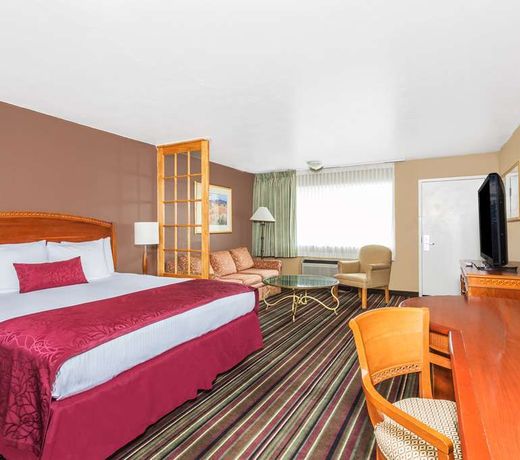 Days Inn & Suites by Wyndham Logan