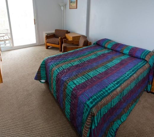 Crest Motel