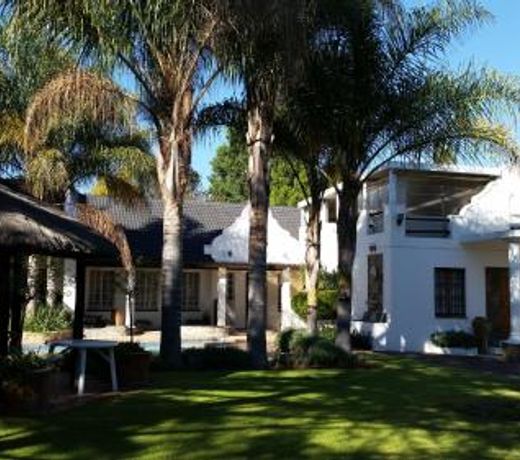 Six Valk Avenue Guest House