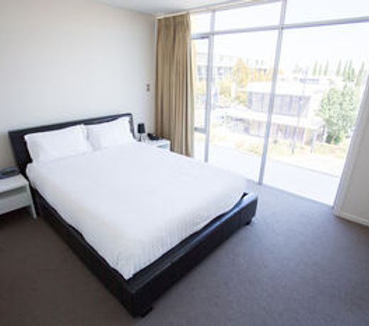 Mawson Lakes Hotel