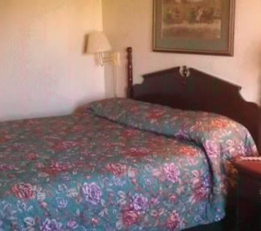 COUNTRY HEARTH INN