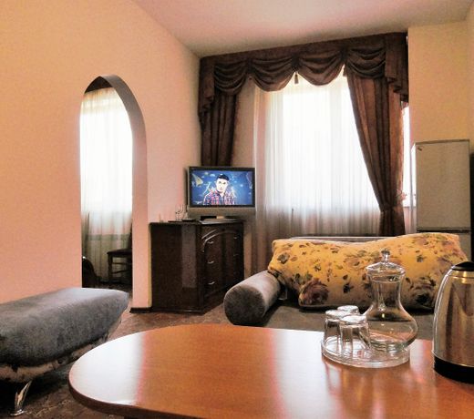 Utomlyonnye Solntsem Hotel