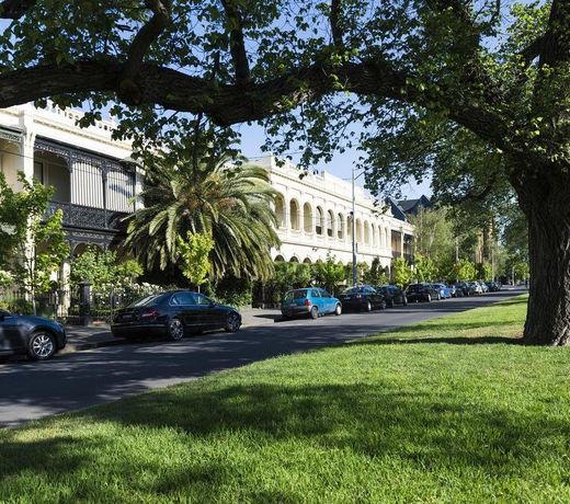 ABERLOUR COURT BY THE PARK  EAST MELBOURNE