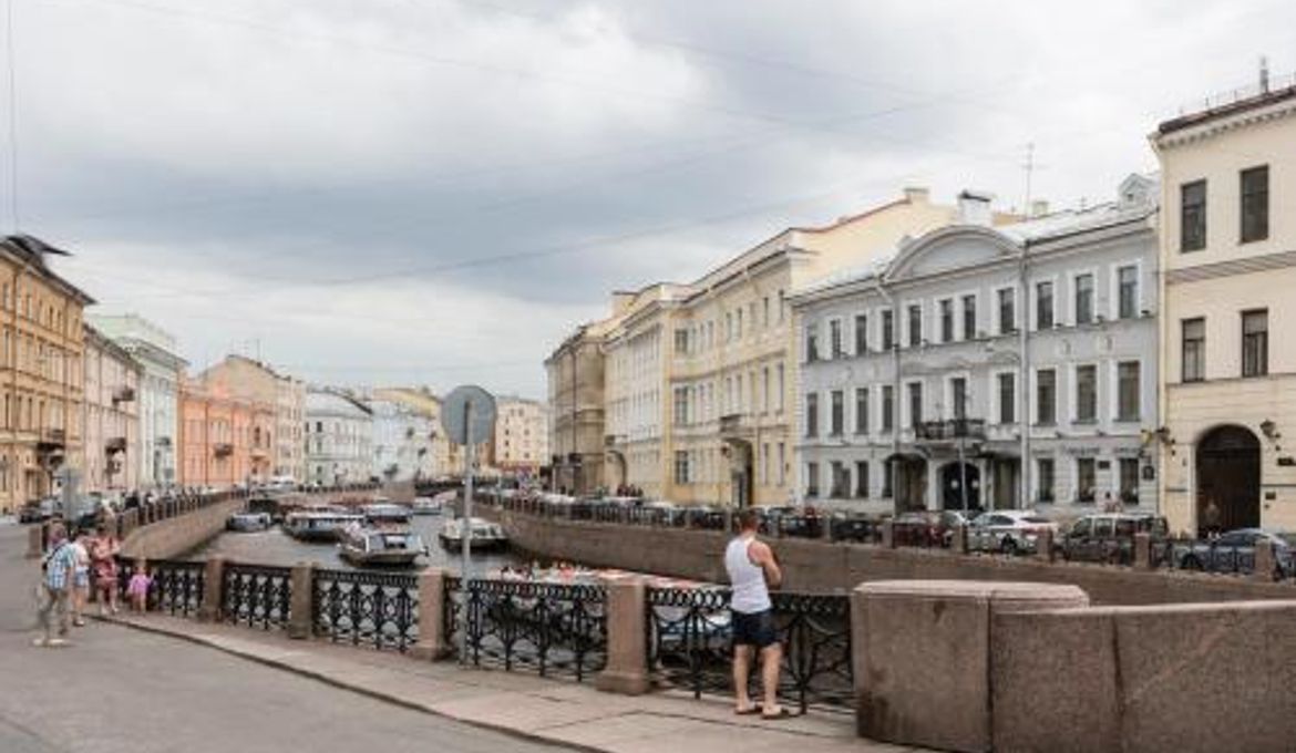 На набережной реки Мойки