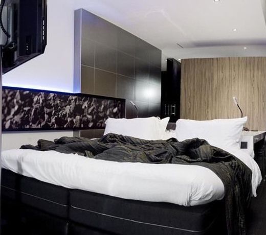 Carbon Hotel