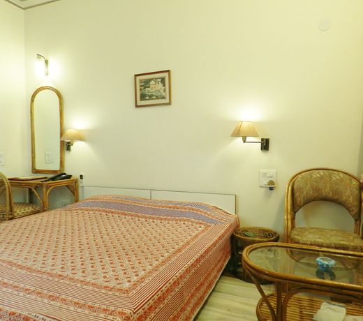 Hotel Arya Niwas