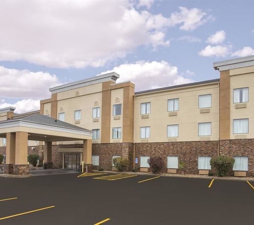 La Quinta Inn & Suits by Wyndham Pontoon Beach IL