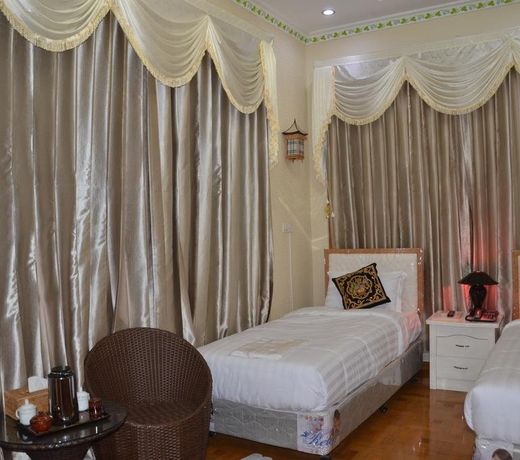 Mandalay Kandawgyi Inn