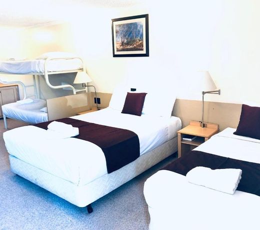 OVERLANDER MOTOR LODGE