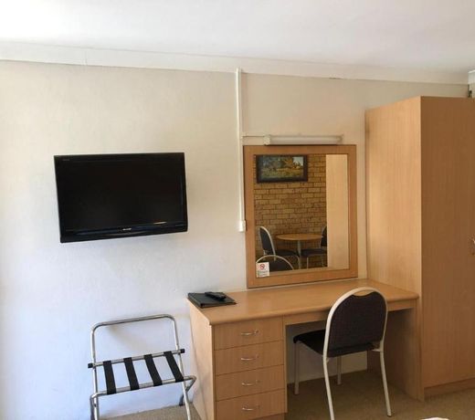 OVERLANDER MOTOR LODGE