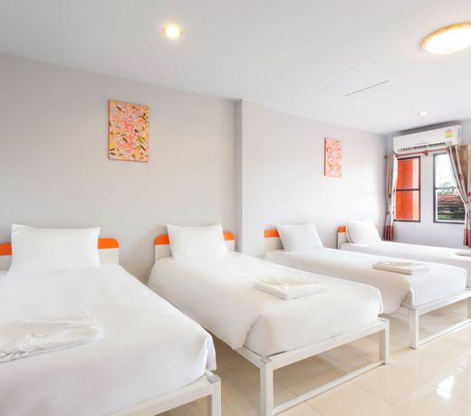 Luna Guesthouse and Travel
