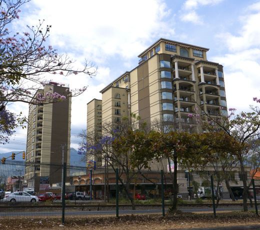 Torres Del Lago