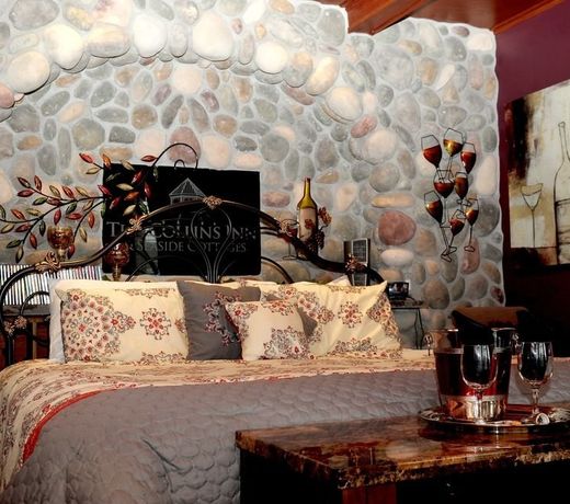 Collins Inn & Seaside Cottages