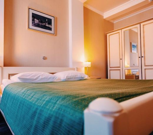 Voyage Hotel